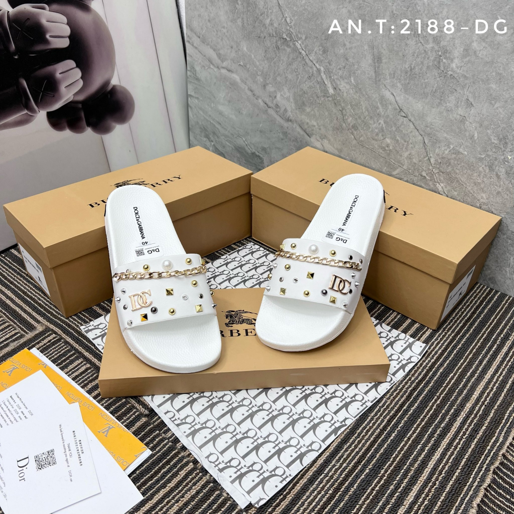 🏴󠁧󠁢󠁳󠁣󠁴󠁿 dép D G xích gắn đinh Hàng đẹp nó khác bọt thật ae ạ. Đầm chắc bền bỉ mời ae thẩm độ nét của e mới nhất  ạ