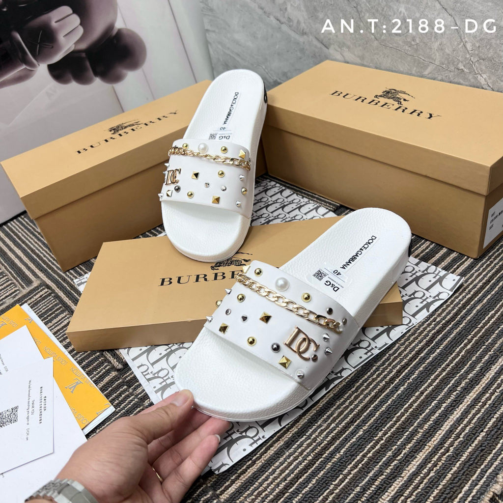 🏴󠁧󠁢󠁳󠁣󠁴󠁿 dép D G xích gắn đinh Hàng đẹp nó khác bọt thật ae ạ. Đầm chắc bền bỉ mời ae thẩm độ nét của e mới nhất  ạ