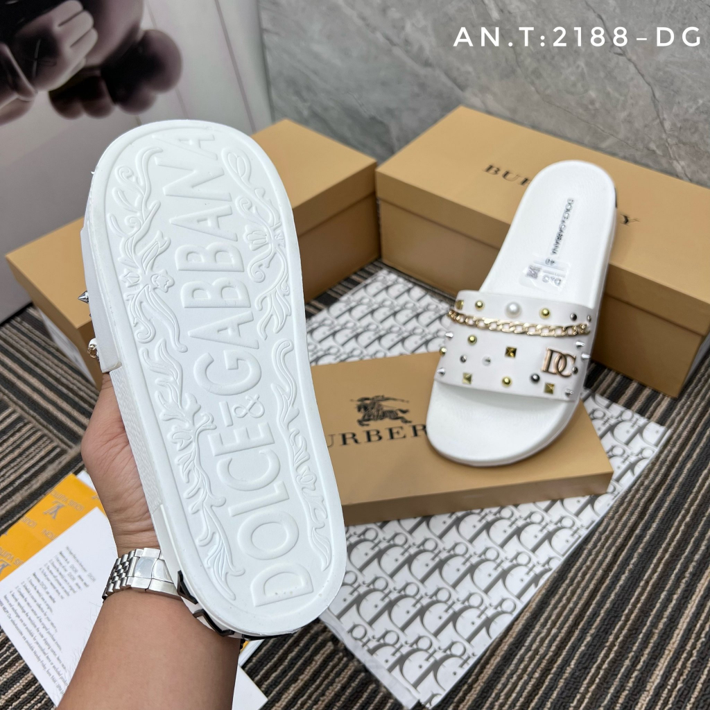 🏴󠁧󠁢󠁳󠁣󠁴󠁿 dép D G xích gắn đinh Hàng đẹp nó khác bọt thật ae ạ. Đầm chắc bền bỉ mời ae thẩm độ nét của e mới nhất  ạ