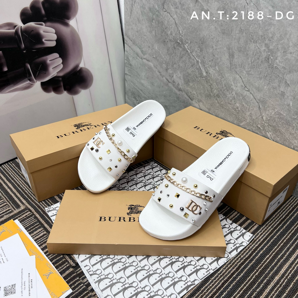 🏴󠁧󠁢󠁳󠁣󠁴󠁿 dép D G xích gắn đinh Hàng đẹp nó khác bọt thật ae ạ. Đầm chắc bền bỉ mời ae thẩm độ nét của e mới nhất  ạ