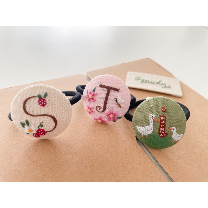 CỘT TÓC THÊU TÊN