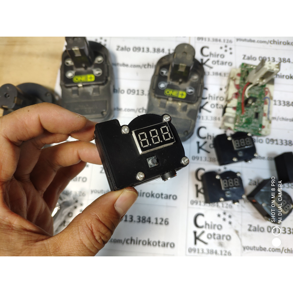 Đế sạc pin Ryobi One+ với đồng hồ báo vol và đầu ra DC, USB QC 3.0 18W có hỗ trợ mở pin bị lock mạch