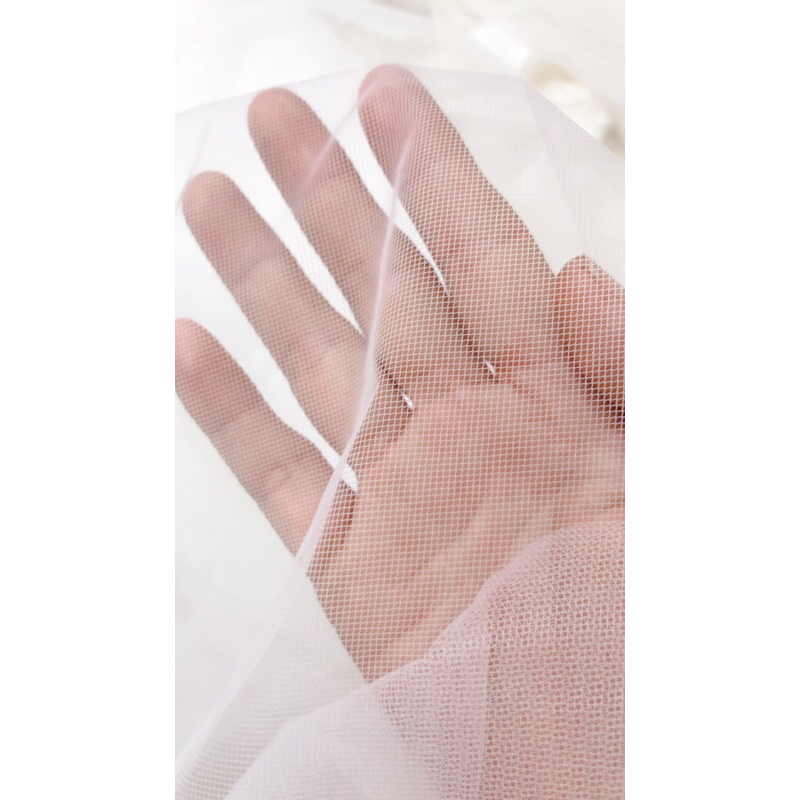 Lưới mắt nhỏ màu trắng tinh đanh đơ dùng may váy xoè khổ 1,6m ko có biên hàng cực đẹp
