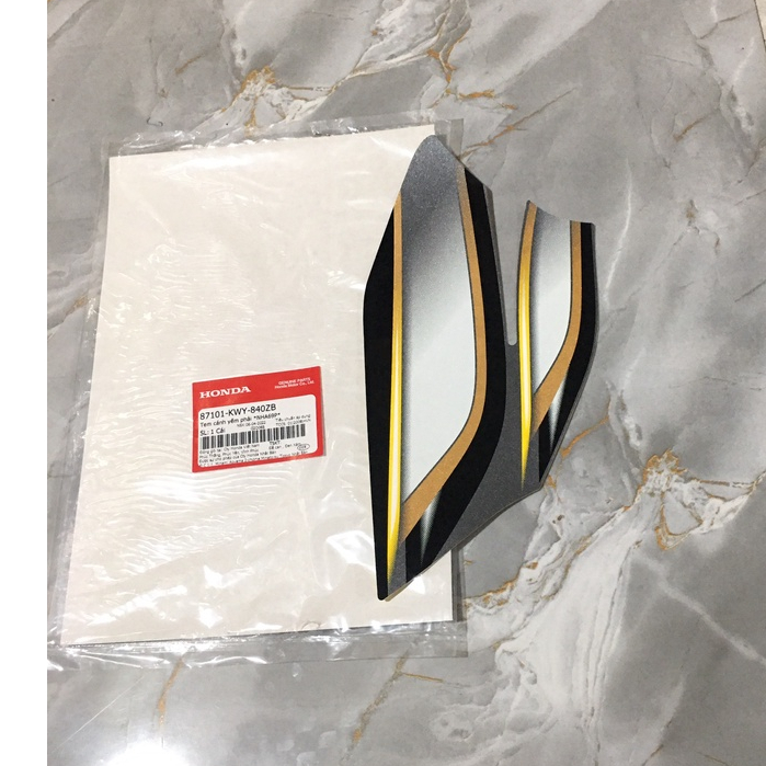 Tem cánh yếm bên phải - tem bửng HONDA WAVE S100 năm 2008 màu Đen. *NHA69P* 87101KWY840ZB