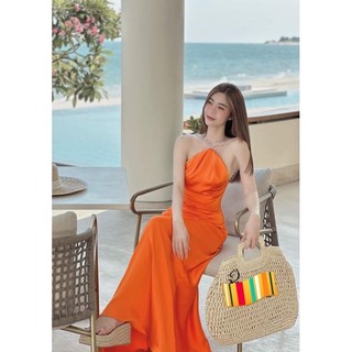 Maxi đi biển đẹp. Maxi cổ yếm chất lụa phối xích hở lưng.
