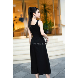 Đầm sát nách cổ vuông màu đen