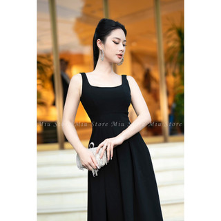 Đầm sát nách cổ vuông màu đen