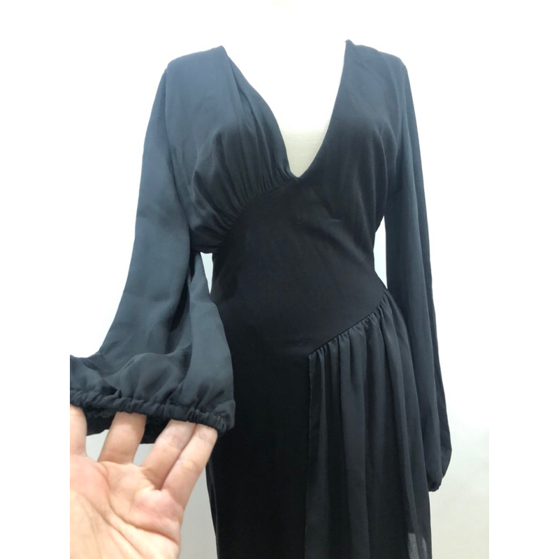 Đầm Bebe sang chảnh size M dáng ôm body cổ V sâu