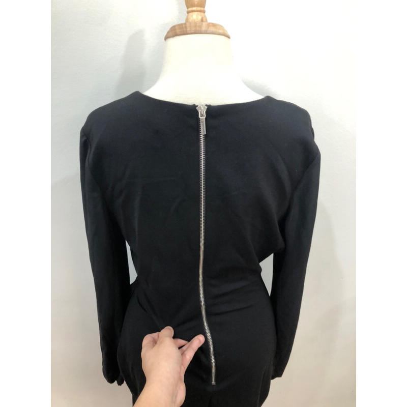 Đầm Bebe sang chảnh size M dáng ôm body cổ V sâu