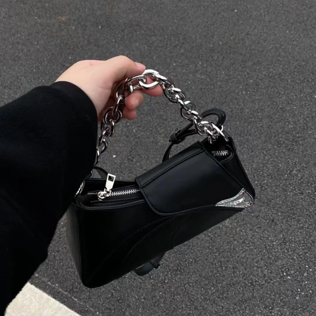 Túi kẹp nách thời trang cá tính, hiện đại, hàng Quảng Châu thiết kế mới năm 2023, túi xách phối dây xích dành cho nữ