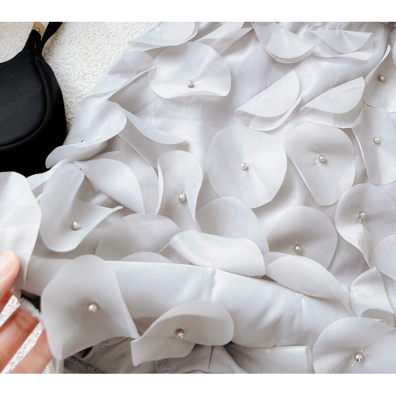 Đầm xám kết hoa tơ