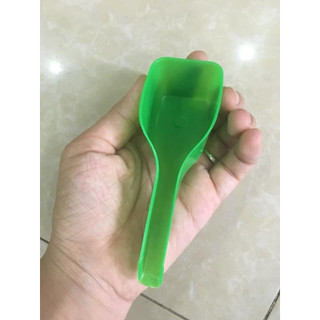 Thìa xúc cám chim, gà, bồ câu tiện lợi chất liệu nhựa bền đẹp, rẻ