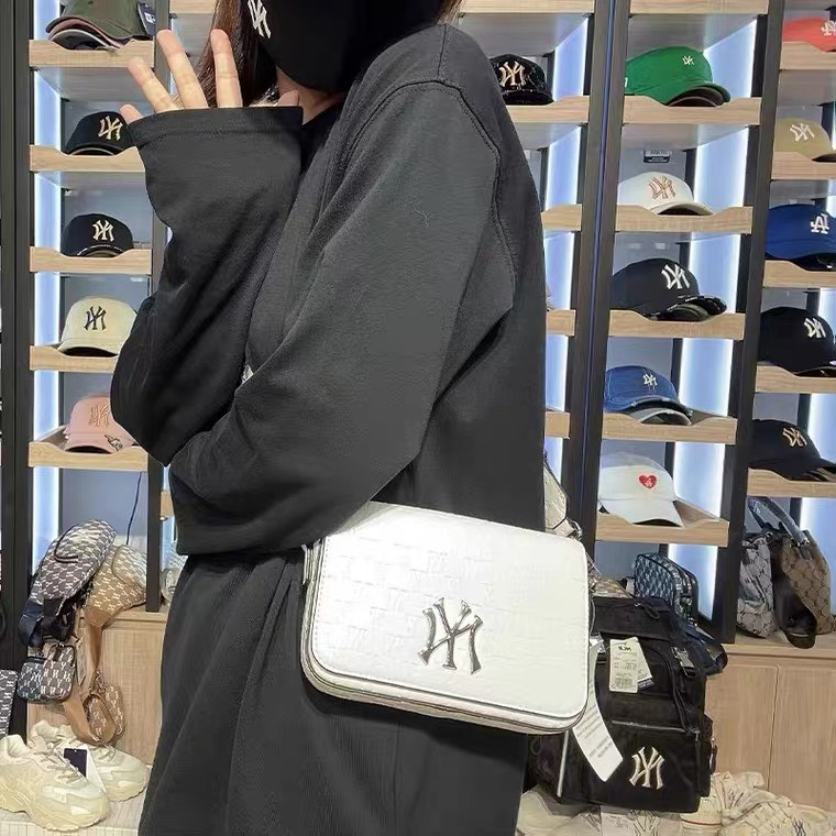 Túi đeo chéo MLB Monogram Embo New York