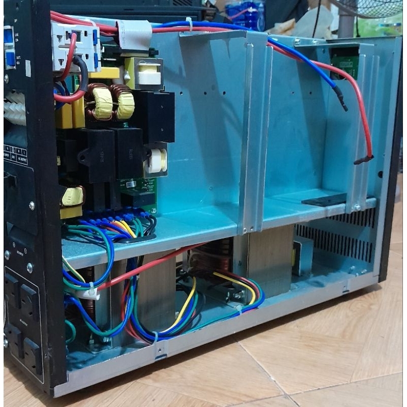 Ups Kehua 3kva/ 2.1kw. Sóng sin, Kích 72 dc lên 220Vac. Không acquy vẫn khởi động được , Không ngắt