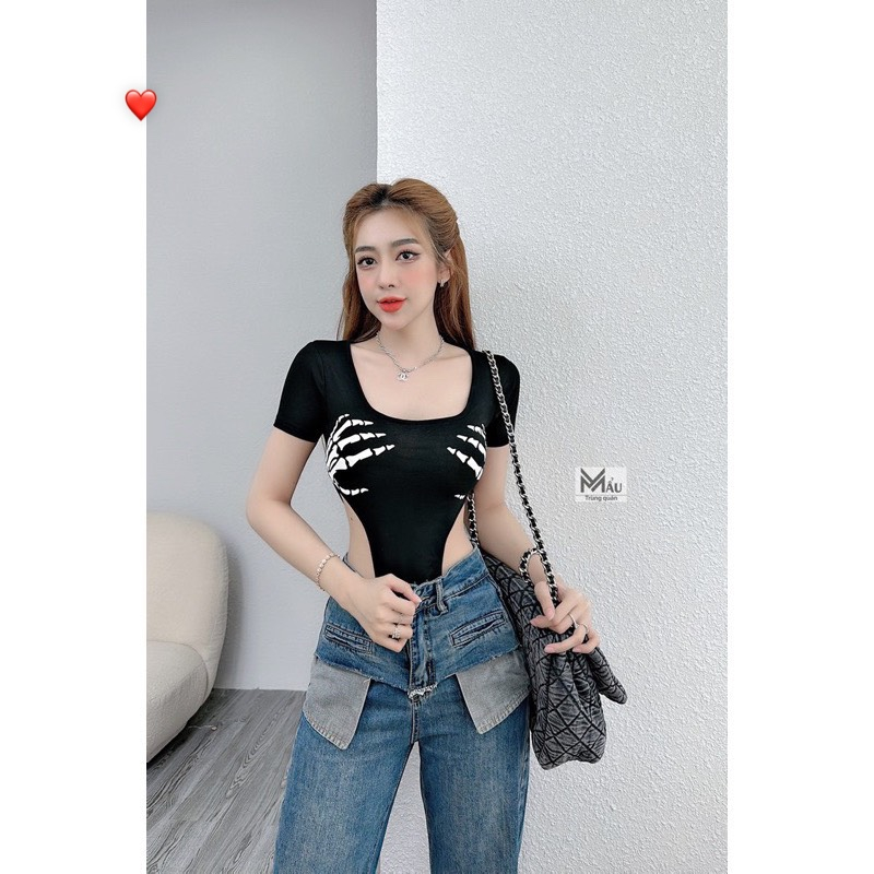 Áo kiểu body suit tay ngắn cổ vuông in bàn tay xương trước ngực cực cá tính , chất thun bozip dày dặn