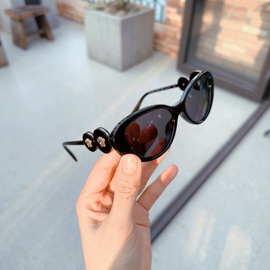 Kính mát Versace viền đen, tròng xám tối, càng Logo VE4433U GB1/87 Black