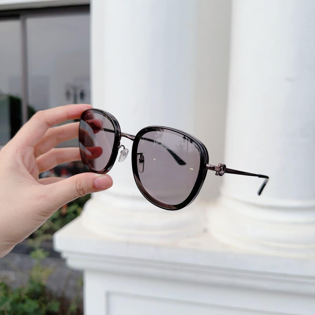 Kính mát nữ Salvatore Ferragamo viền đen, mắt đen SF213SK  Black/Dark