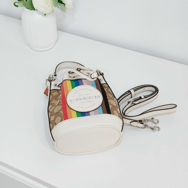 Coach Mini Dempsey Bucket Bag In Signature Jacquard With Rainbow Stripe And Coach Patch CJ661✨đeo chéo siêu dễ thương