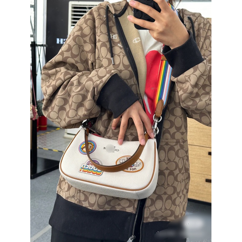 Túi kẹp nách dáng thuyền Coach Teri hoạ tiết sticker mới