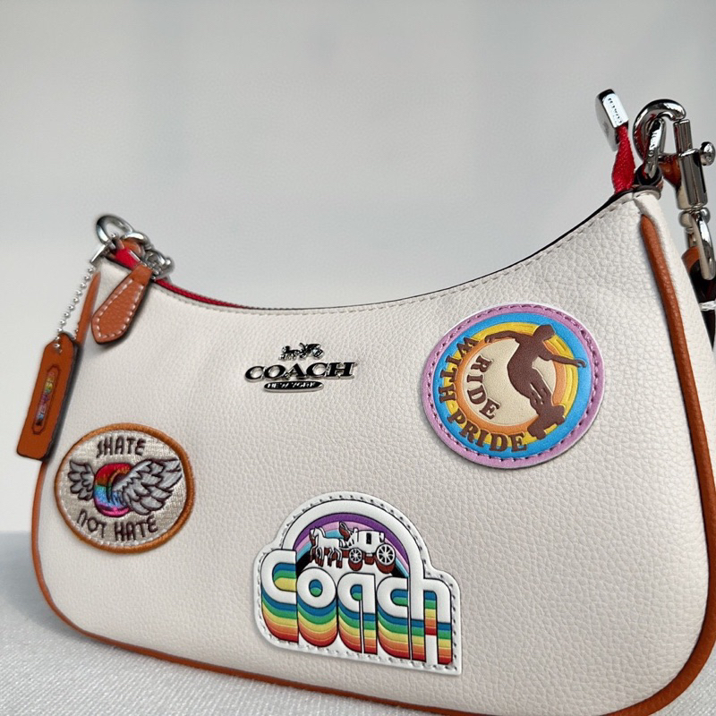 Túi kẹp nách dáng thuyền Coach Teri hoạ tiết sticker mới