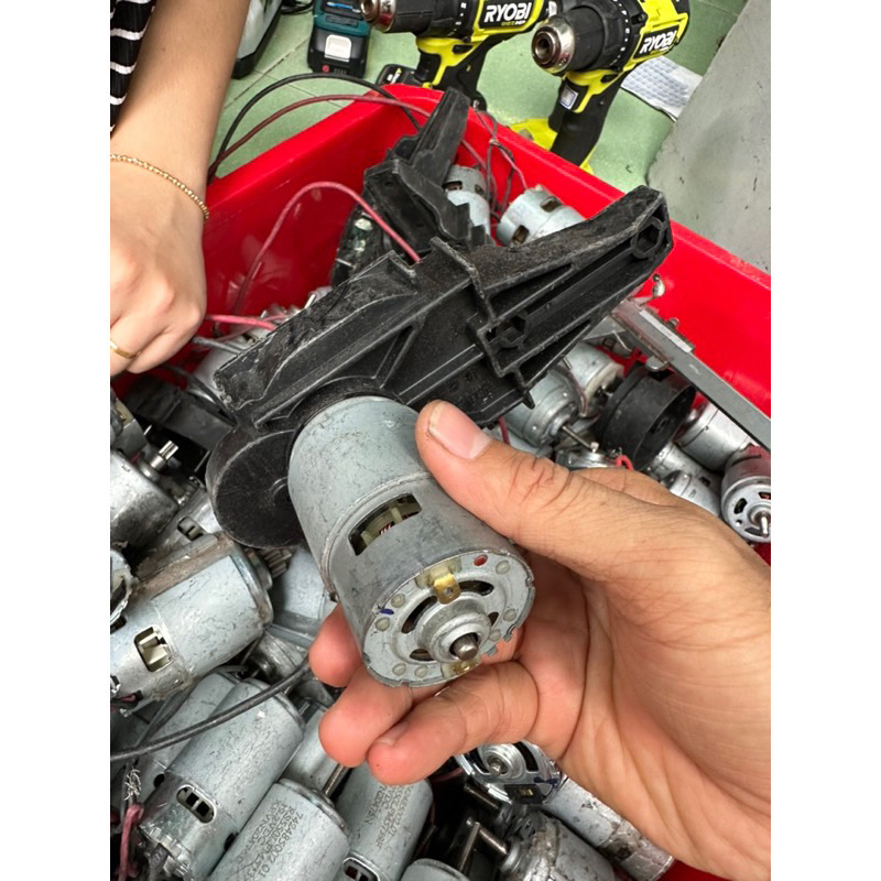 Cụm motor 775 18v có luôn nhông sẵn như hình về chế đồ