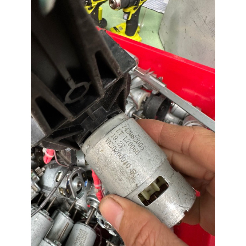 Cụm motor 775 18v có luôn nhông sẵn như hình về chế đồ