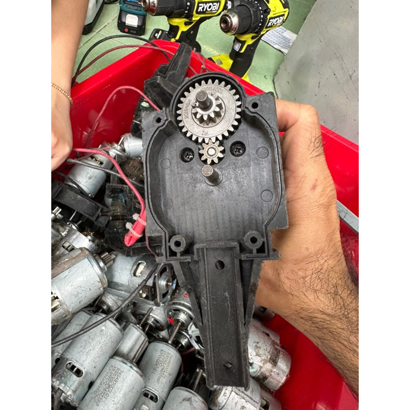 Cụm motor 775 18v có luôn nhông sẵn như hình về chế đồ