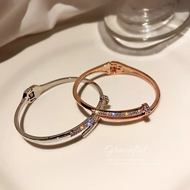 Vòng đeo tay dạng hở đính đá thời trang