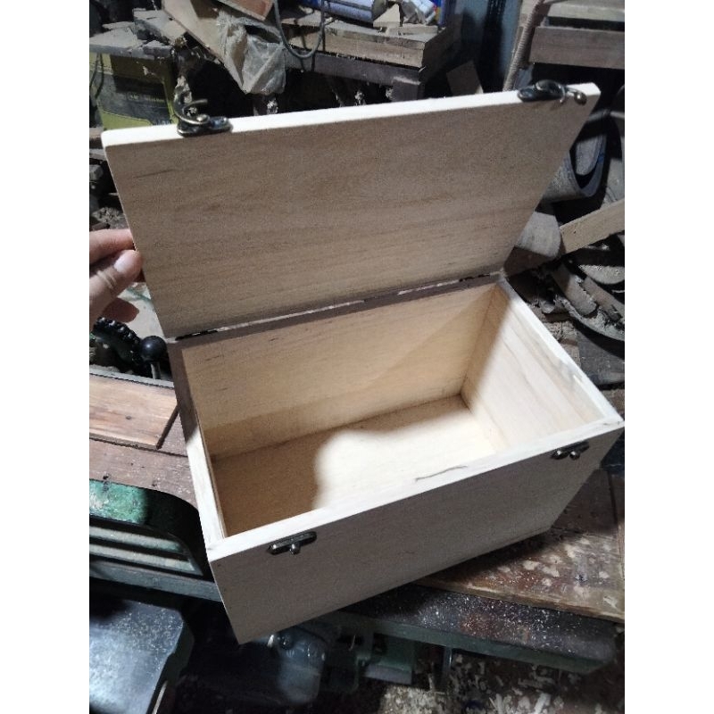 Hộp gỗ dài 34cm rộng 17cm cao 17cm .