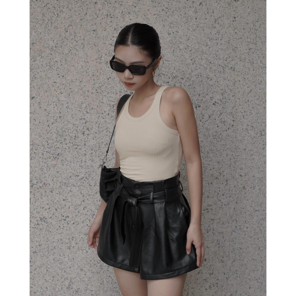 Quần da nữ màu đen kèm dây thắt lưng, Best Seller là min - HIGH-RISE LEATHER SHORTS