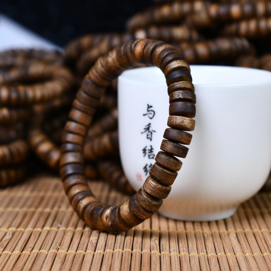 Vòng tay trầm hương kì trồng Hải Nam dạng mảnh bánh xe 8mm Thành Tín Trầm Hương 009