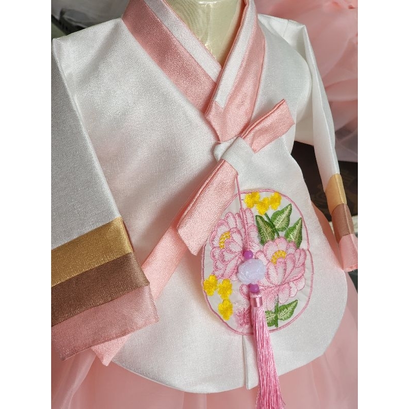 Áo hanbok cho bé.
