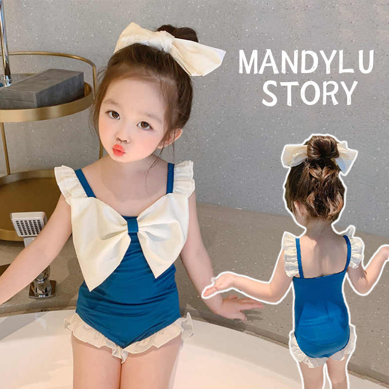 Đồ bơi đơn mảnh dành cho trẻ em, có dây đeo vai kéo và viền lượn sóng xinh xắn cùng nơ đính hình bướm dễ thương, thích hợp cho bé gái đi tắm suối hoặc bơi lội