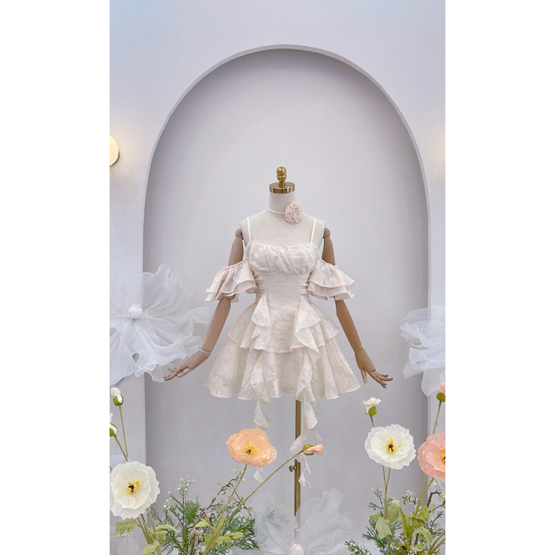 Váy tay rơi hoa cổ