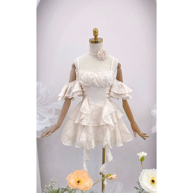 Váy tay rơi hoa cổ