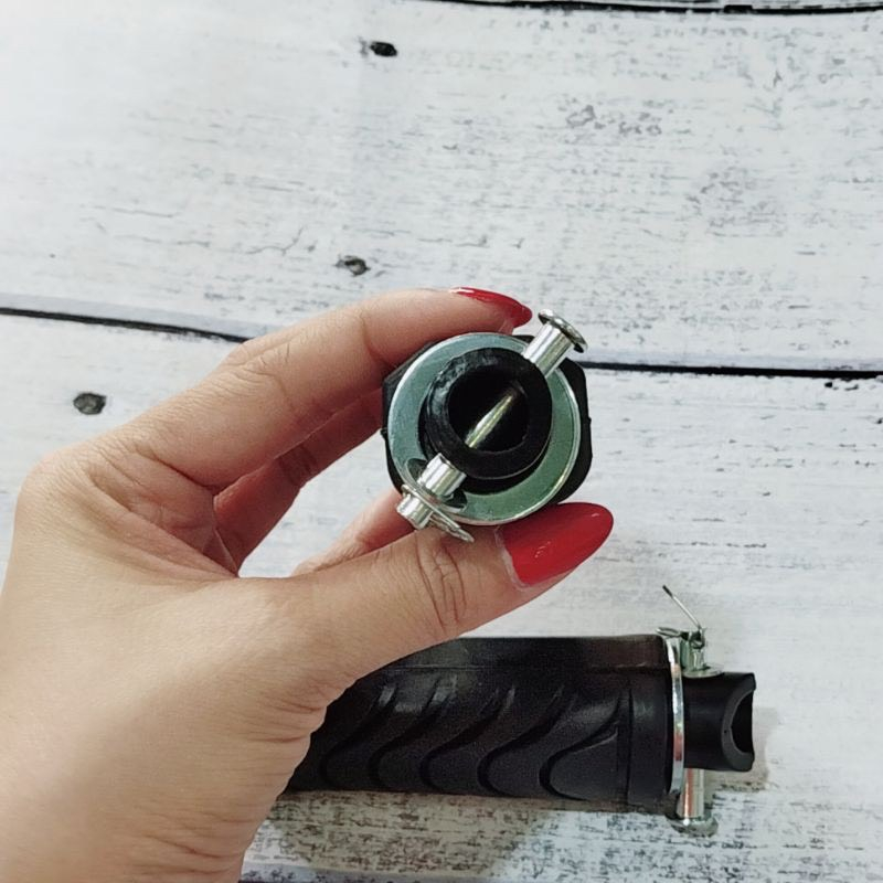 Cặp cao su gác chân sau xe Wave A, S110, RS, RSX màu đen