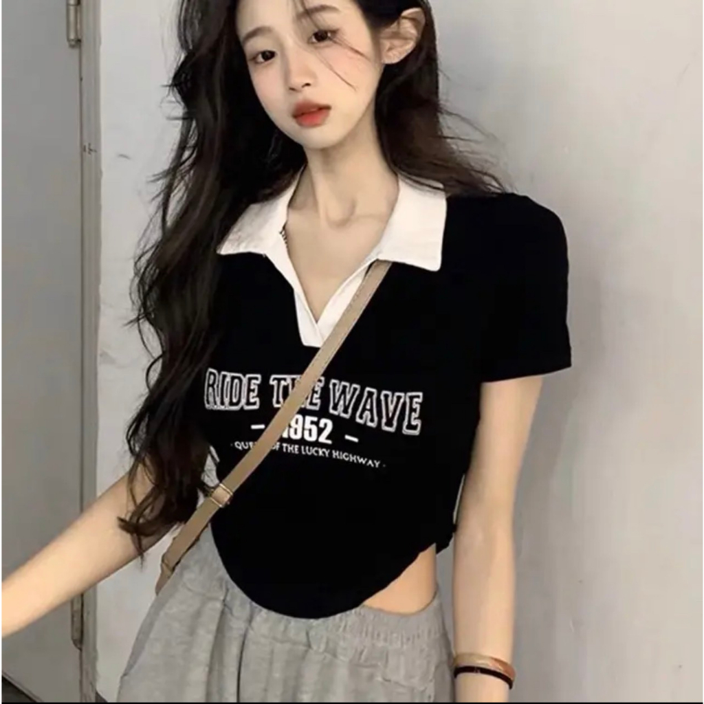 Áo Thun Croptop Tay Ngắn Cổ Bẻ Vạt Bầu Phối Màu Hoạ Tiết In 1952