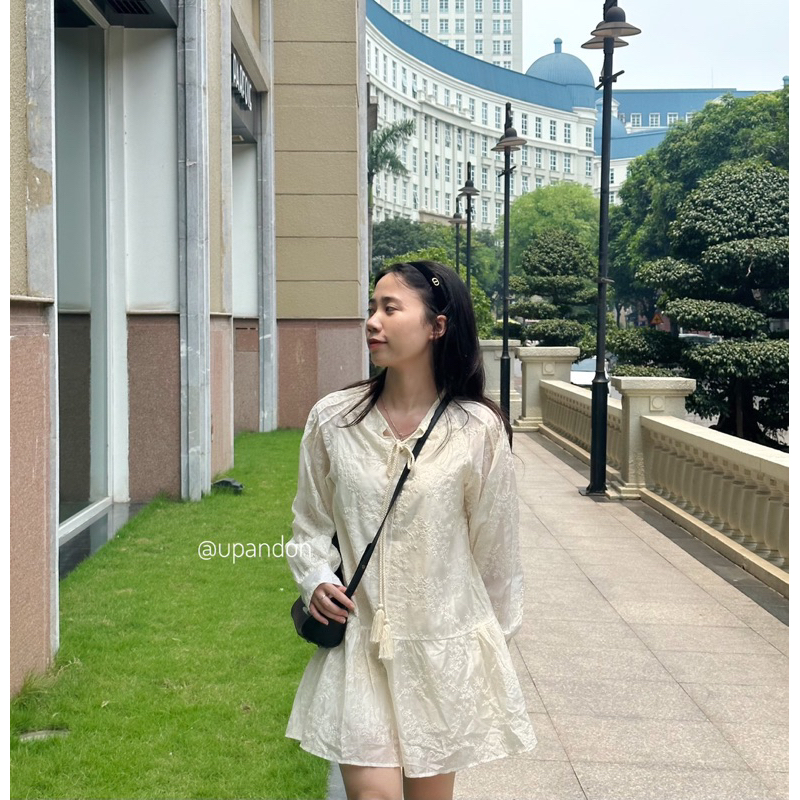Váy ren dáng ngắn, tay phồng dài tay