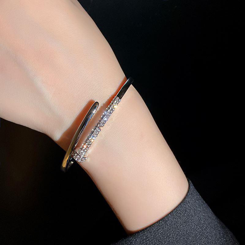 Vòng đeo tay dạng hở đính đá thời trang