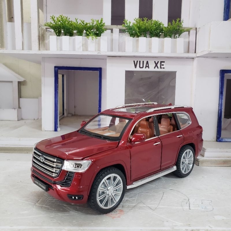 Mô hình xe Toyota Land Cruiser LC300 tỉ lệ 1:24 có đèn, có âm thanh động cơ và chạy cót
