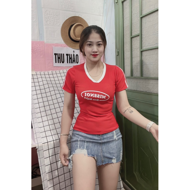 ÁO THUN TAY NGẮN CỔ TIM IN CHỮ FOM VỪA TỚI LƯNG QUẦN DƯỚI 52kg