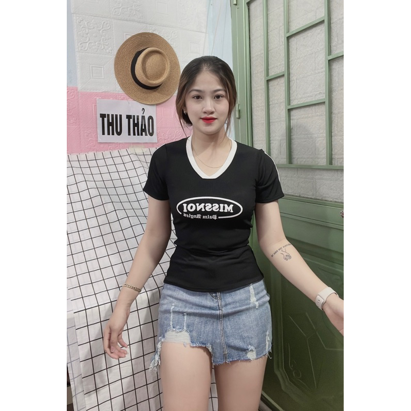 ÁO THUN TAY NGẮN CỔ TIM IN CHỮ FOM VỪA TỚI LƯNG QUẦN DƯỚI 52kg