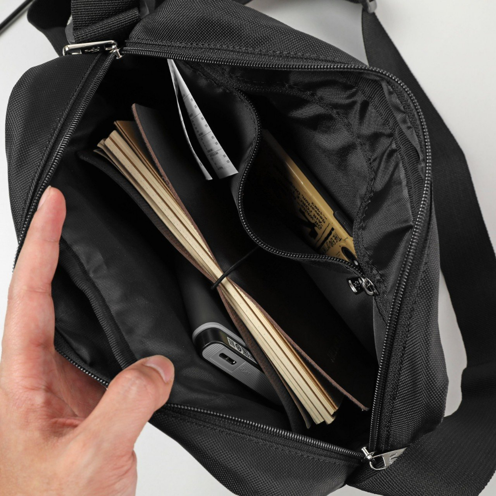 Túi đeo chéo lacoste màu xanh hottrend, năng động