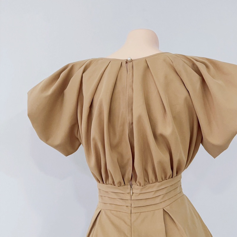 Jumpsuit Dáng Ngắn Tay Phồng Cổ V Quần Lai Xéo Tôn Dáng