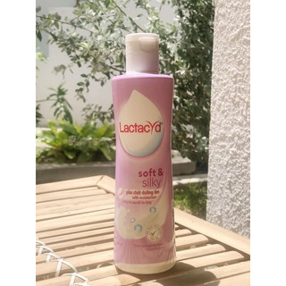 Dung Dịch Vệ Sinh Phụ Nữ Lactacyd Soft & Silky 250ml