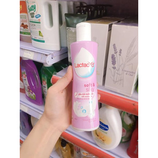 Dung Dịch Vệ Sinh Phụ Nữ Lactacyd Soft & Silky 250ml