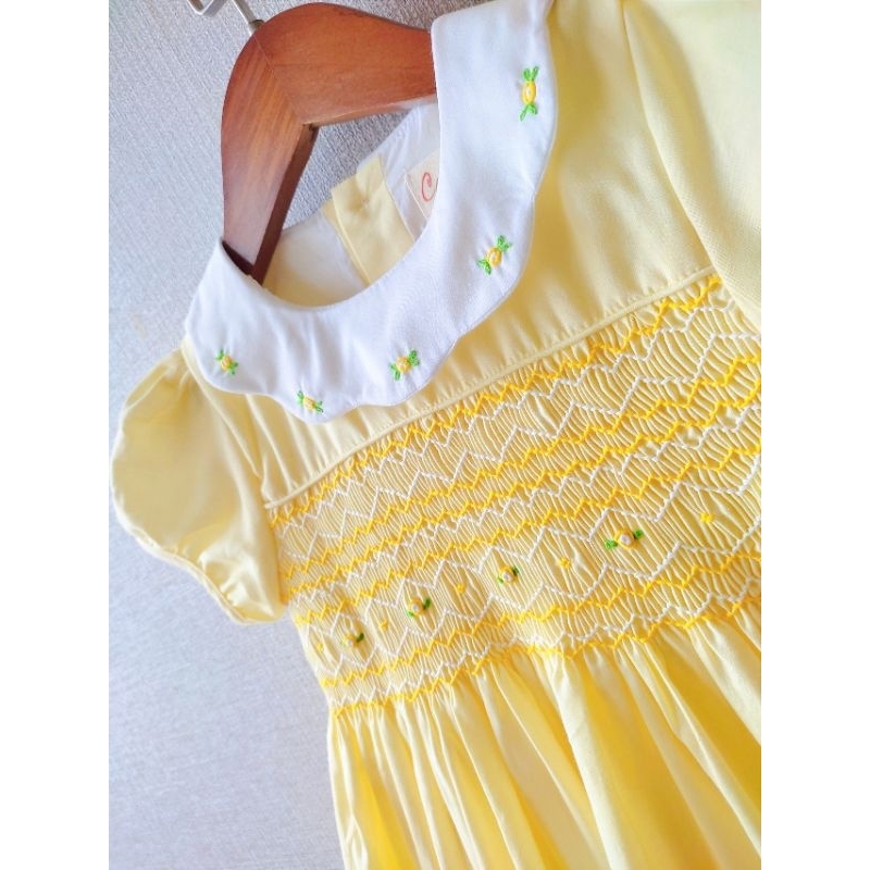 Đầm Smock tay búp cổ sen trắng thêu hoa cho bé gái 11-35kg