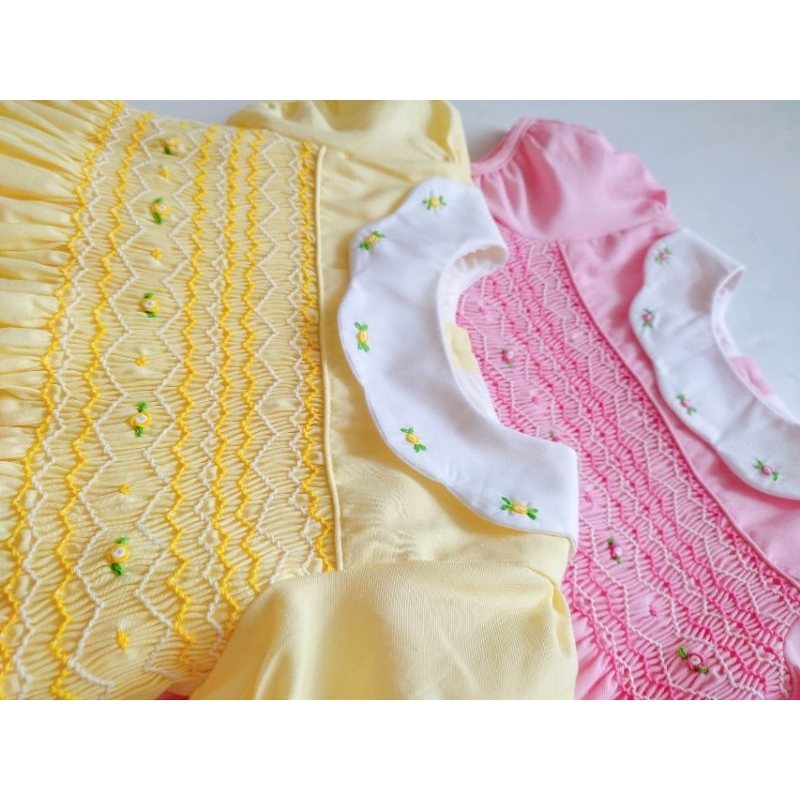 Đầm Smock tay búp cổ sen trắng thêu hoa cho bé gái 11-35kg