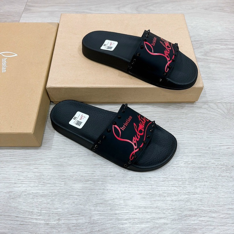 Dép lê nam quai ngang Louboutin quai da in chữ đỏ tag đinh đen viền đế cao su non hàng cao cấp DL31P