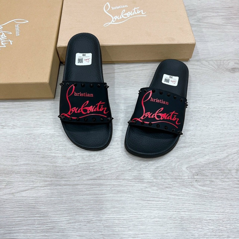 Dép lê nam quai ngang Louboutin quai da in chữ đỏ tag đinh đen viền đế cao su non hàng cao cấp DL31P